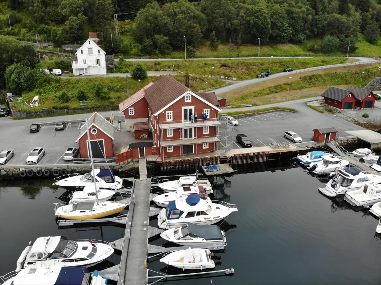 Parkeringsplassen ved festen på Mølla Litlebergen